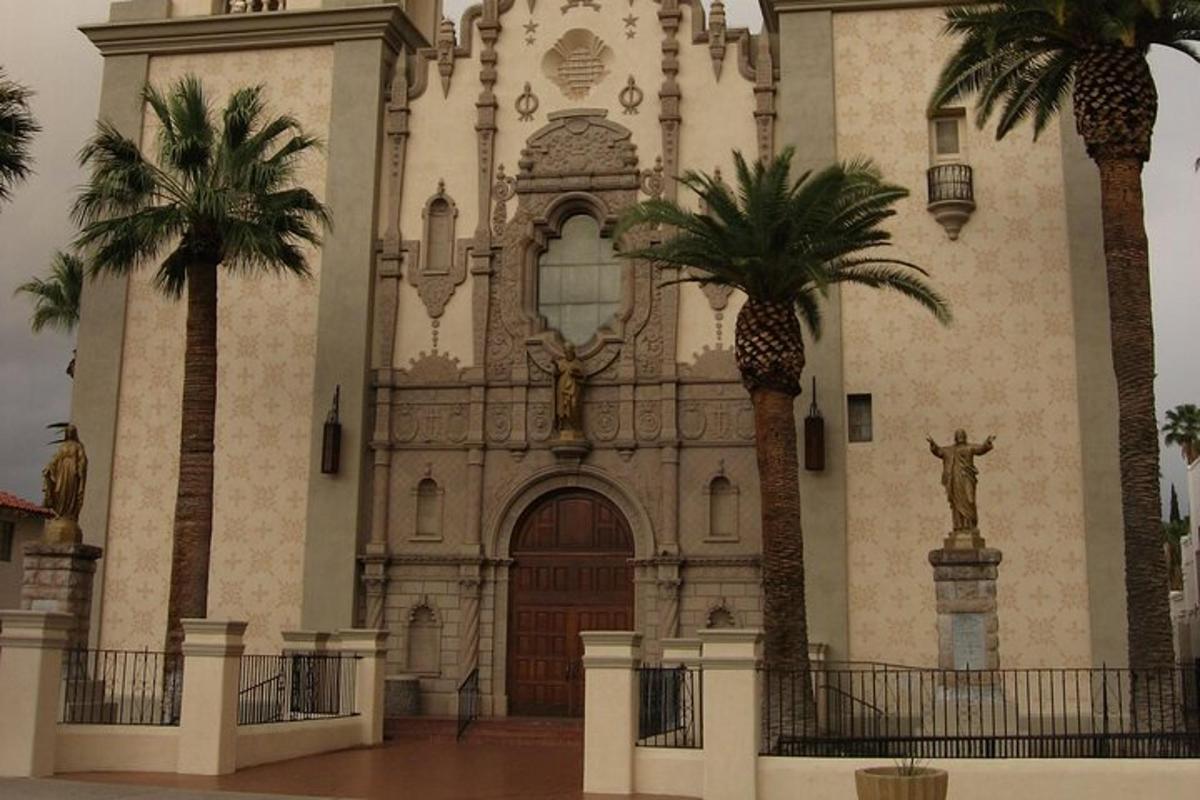 un edificio con palme di fronte