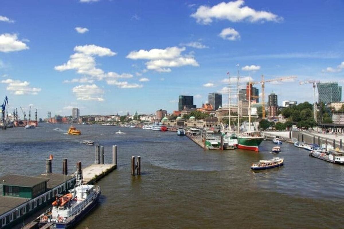 ein Fluss mit Booten, die in einer Stadt angedockt sind