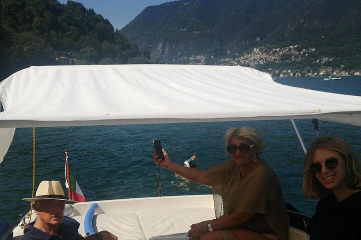 una mujer tomando una foto en un barco