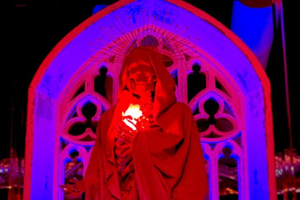 una estatua de una mujer con una luz en sus manos