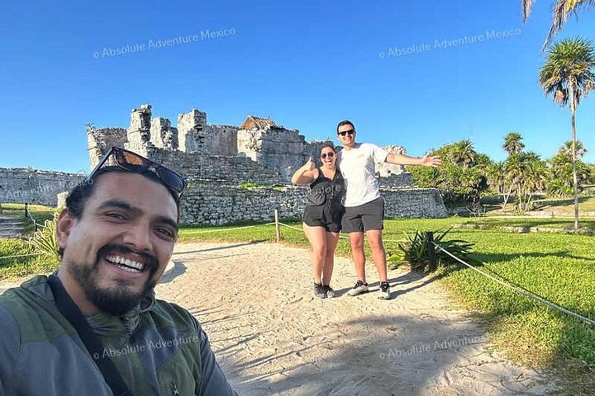 seorang lelaki dan seorang wanita berdiri di hadapan runtuhan