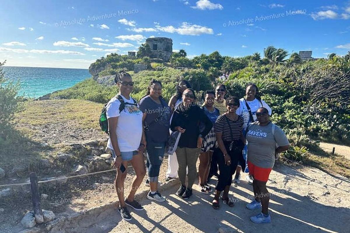sekumpulan orang bergambar di pantai