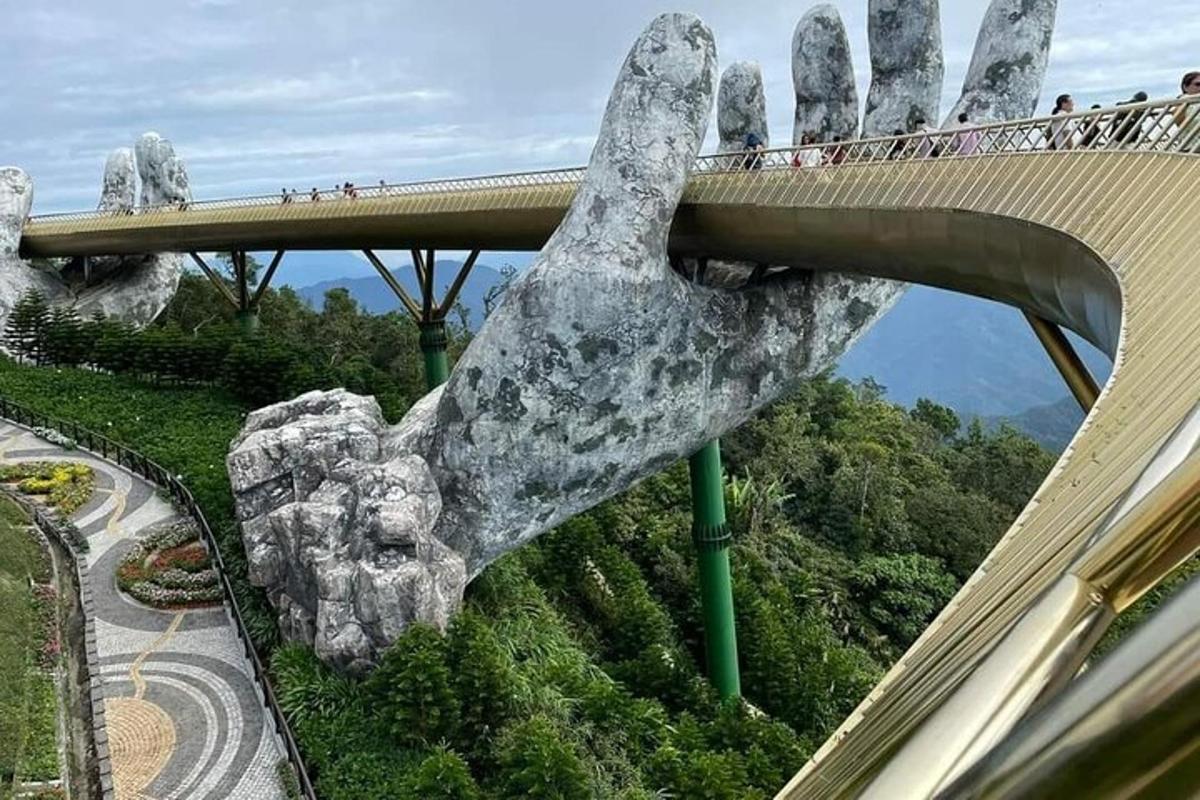 クマの像が立っている橋