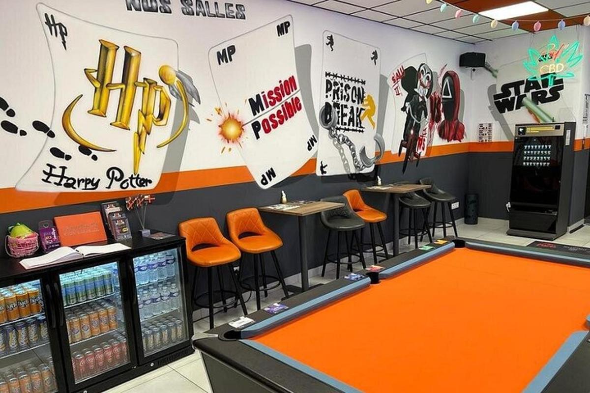 una sala giochi con sgabelli da bar arancioni e una sala giochi