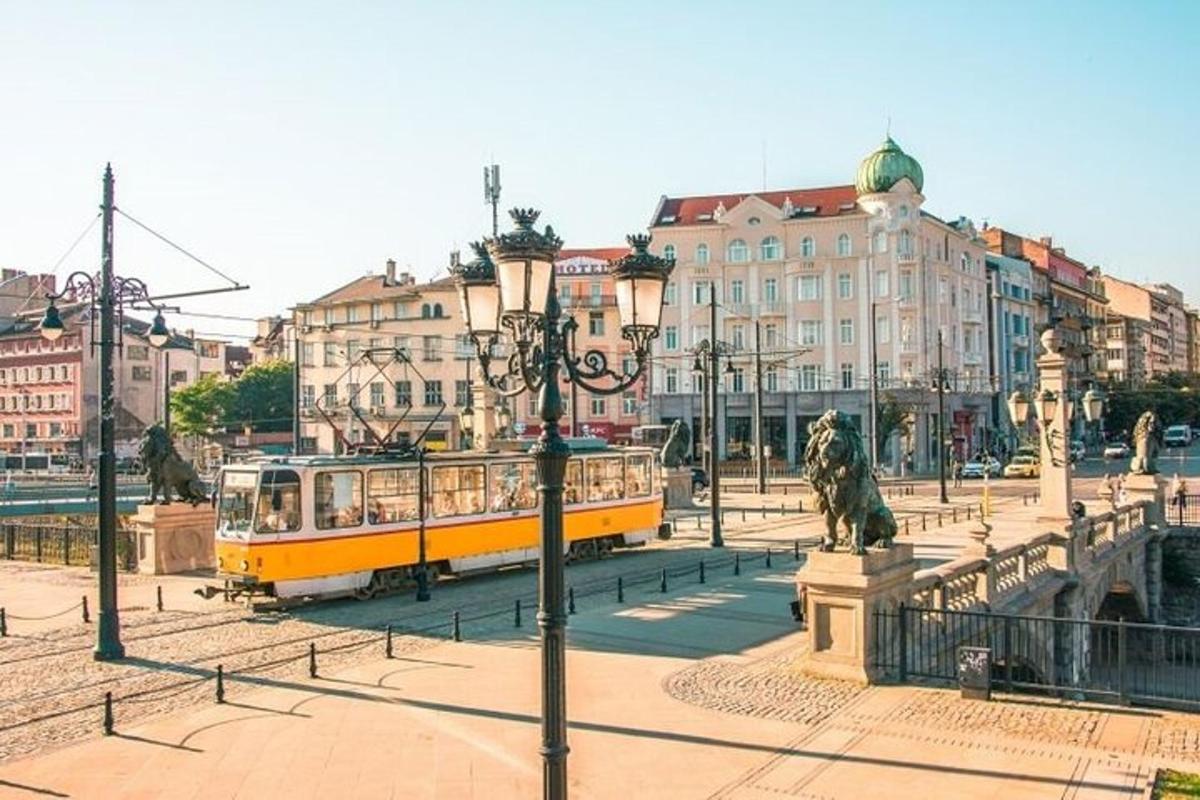 Žlutá tramvaj ve městě s budovami