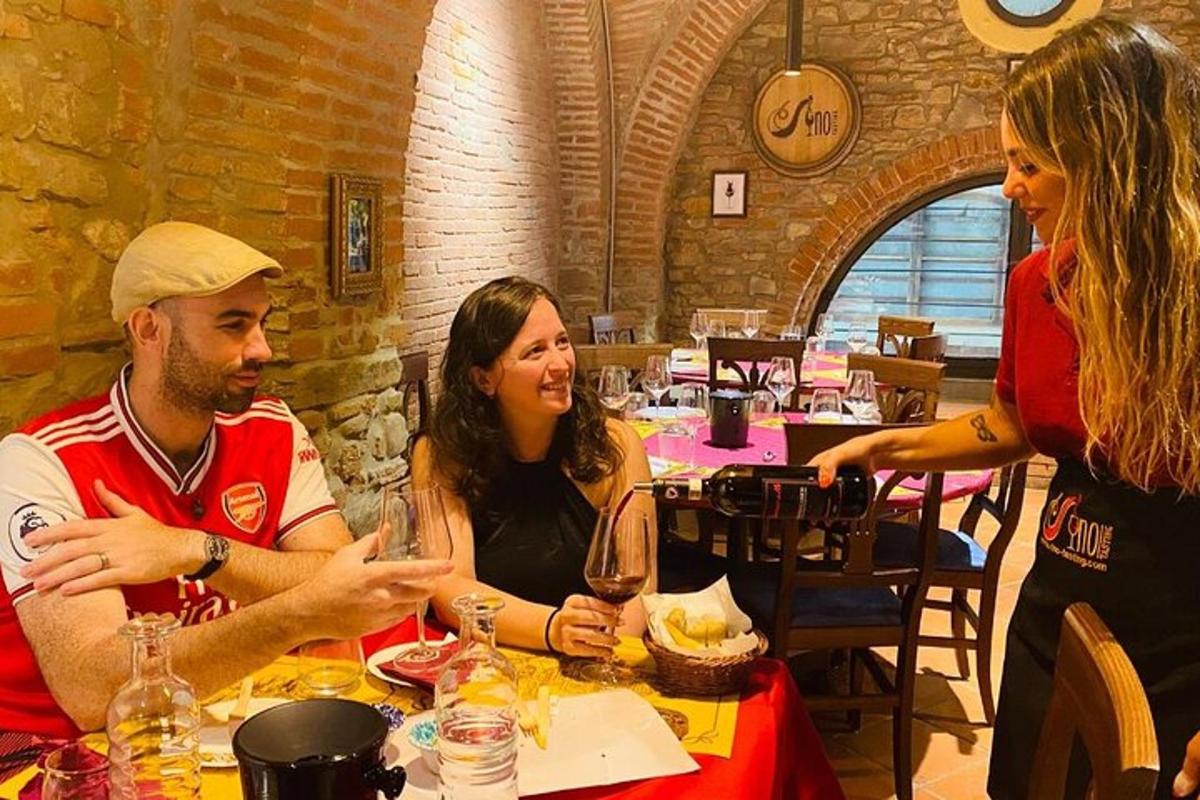 skupina lidí sedících u stolu v restauraci