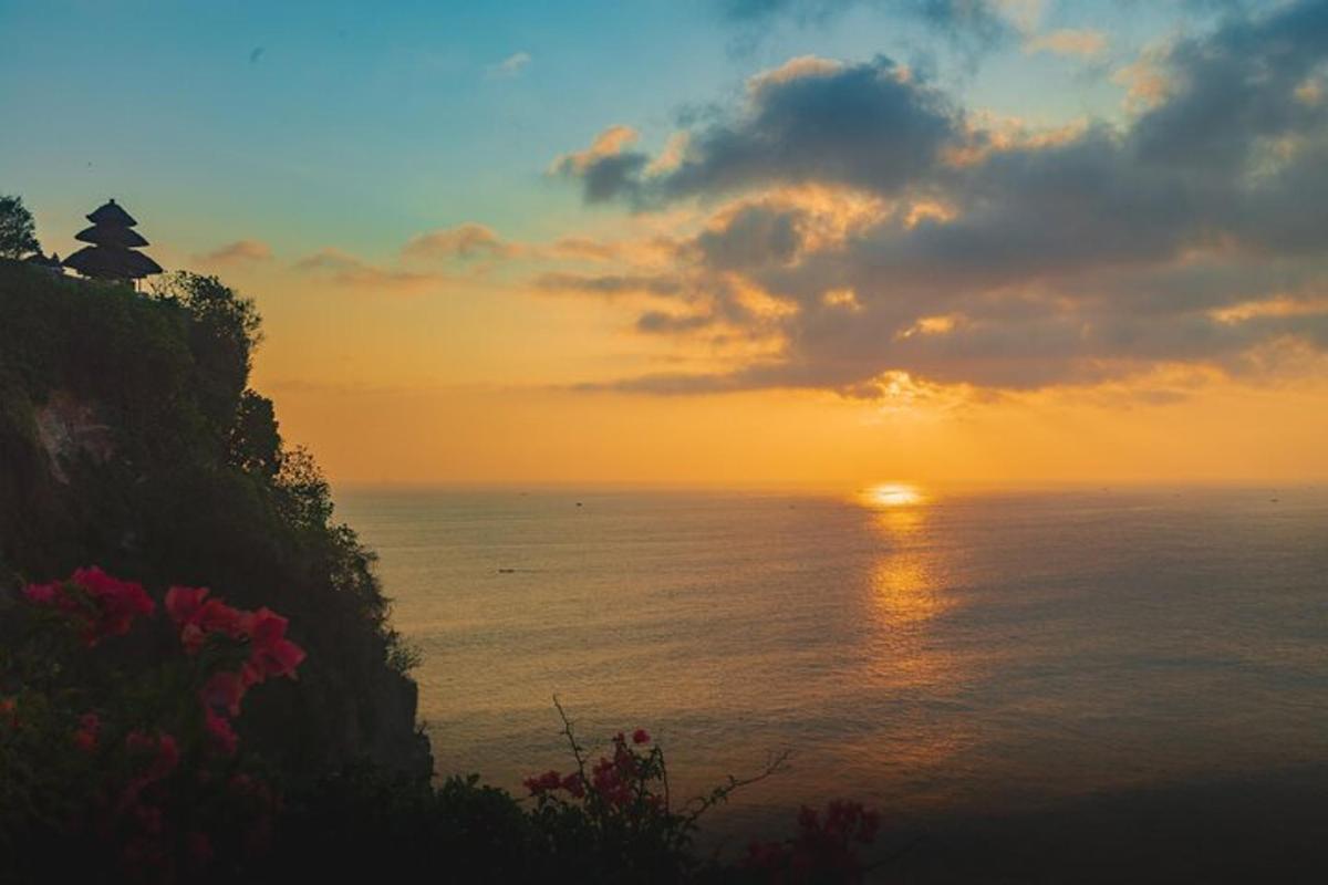 un tramonto sull'oceano con il sole nel cielo