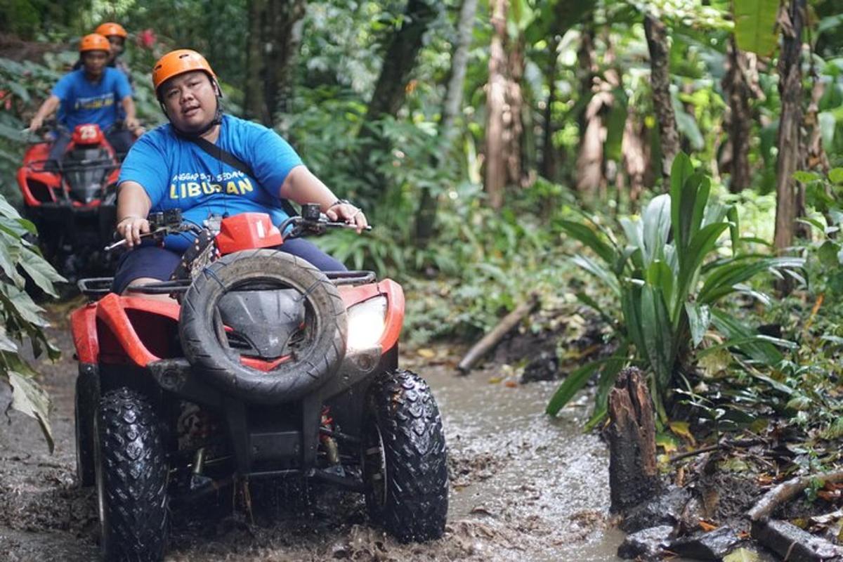 un uomo che viaggia su un quad su un sentiero