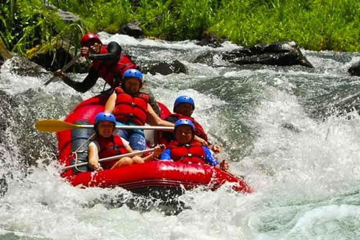 un gruppo di persone su una zattera in un fiume