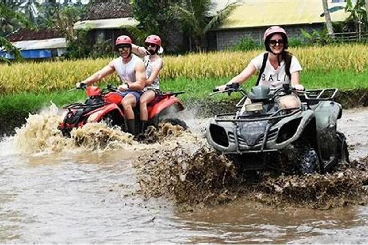 ba người đi xe địa hình trên mặt nước