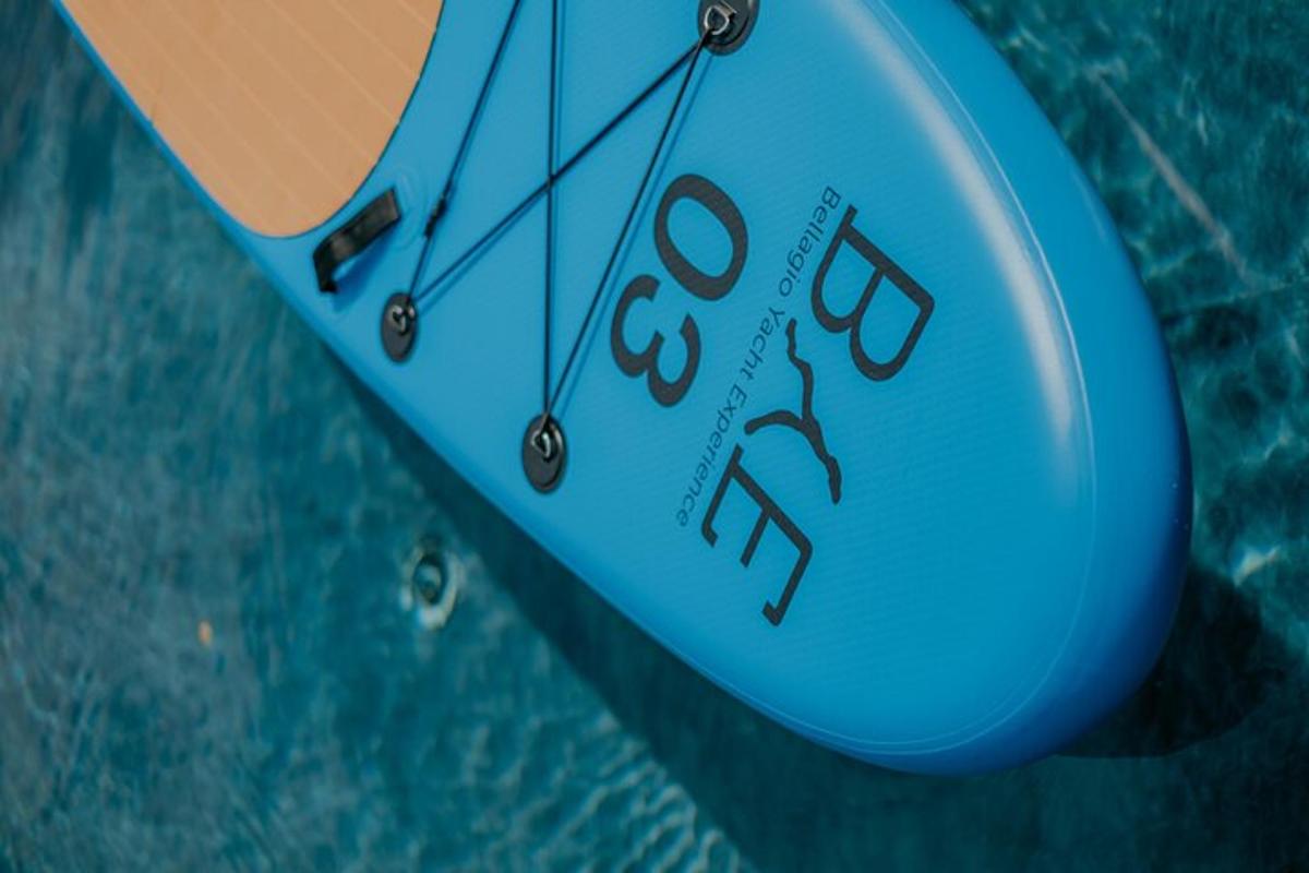 frisbee biru sedang duduk di kolam renang