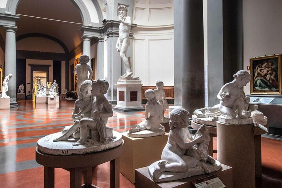 un museo con statue di bambini in mostra