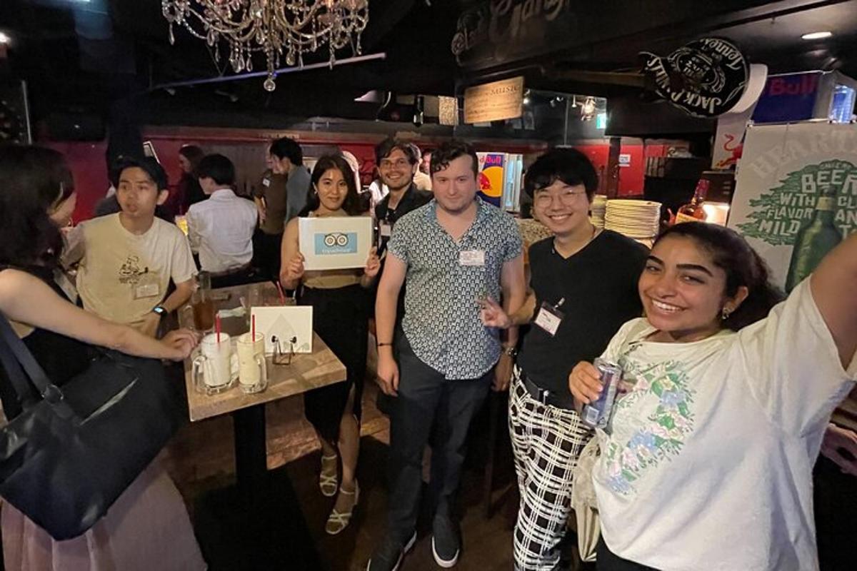 um grupo de pessoas em pé em um restaurante
