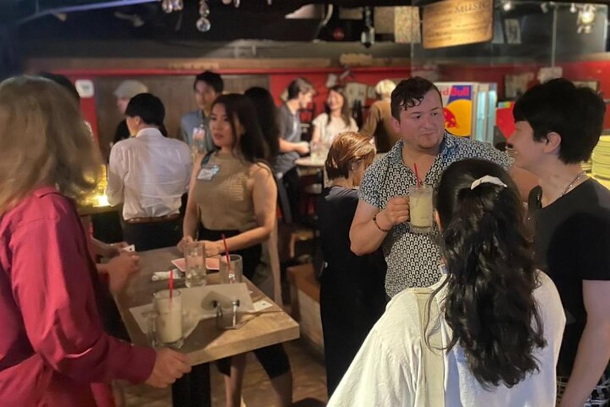 um grupo de pessoas paradas em um restaurante
