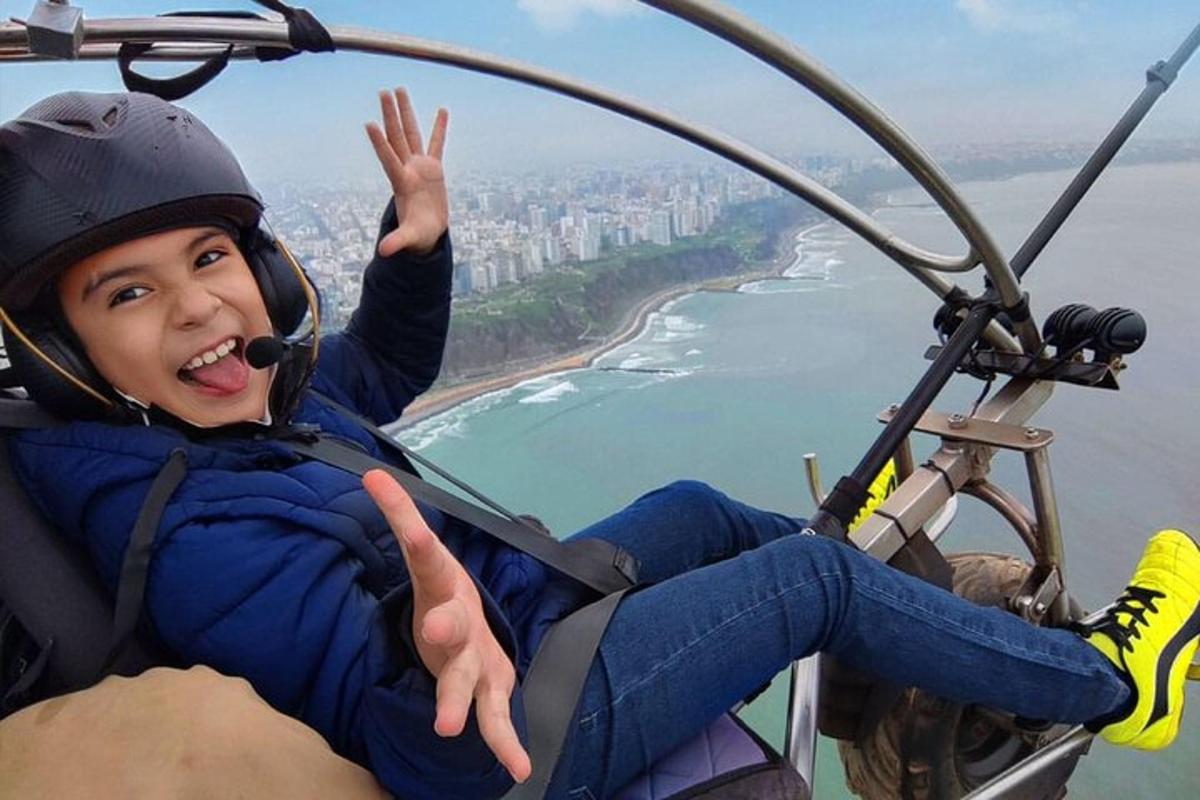 un băiat tânăr călătorește într-un elicopter