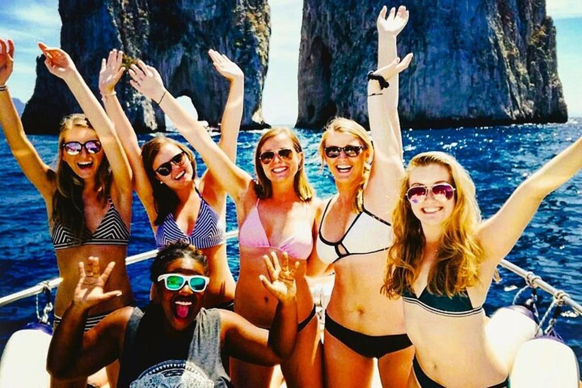 un gruppo di donne in costume da bagno su una barca