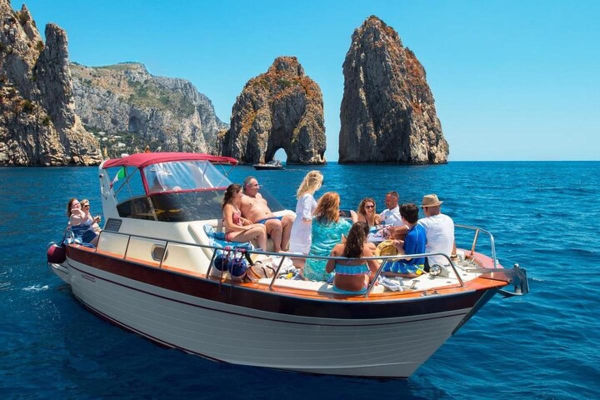 un gruppo di persone sedute su una barca in acqua