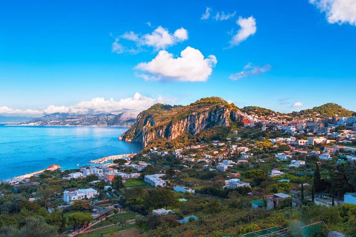 una vista aerea di una città vicino all'oceano