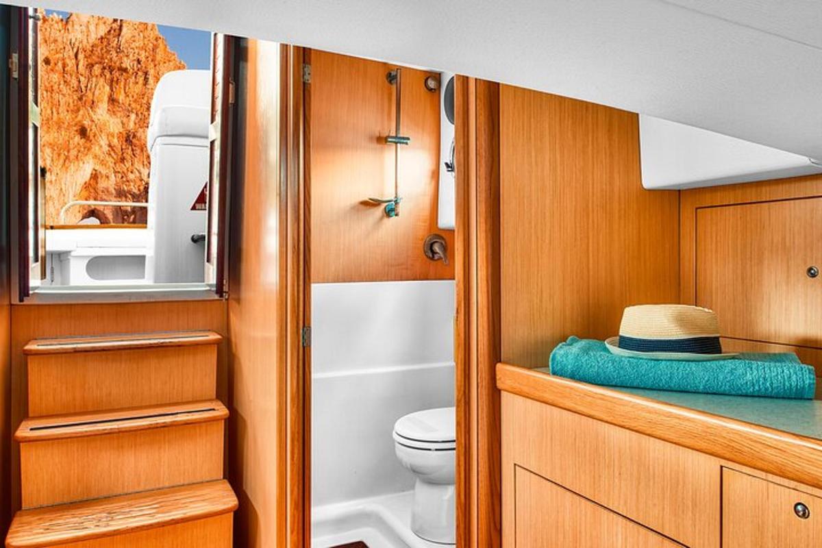 un piccolo bagno con un water e un lavandino