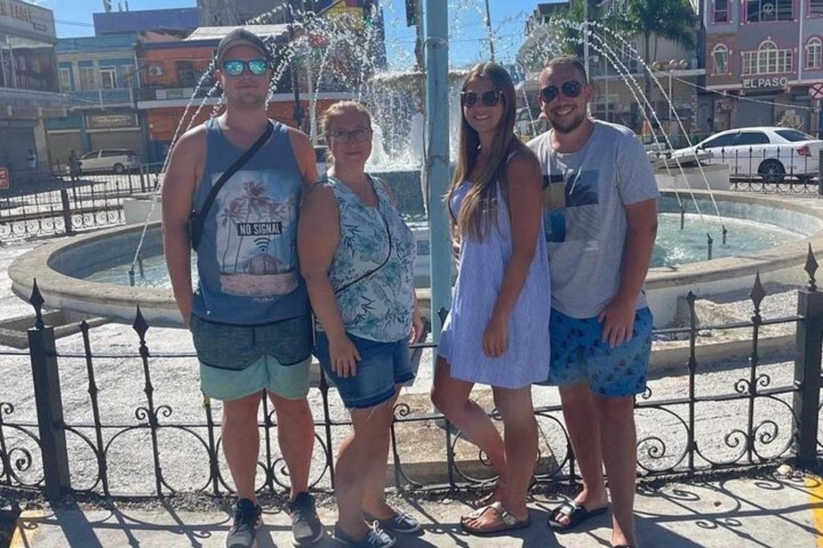 un grup de persones dretes davant d'una font