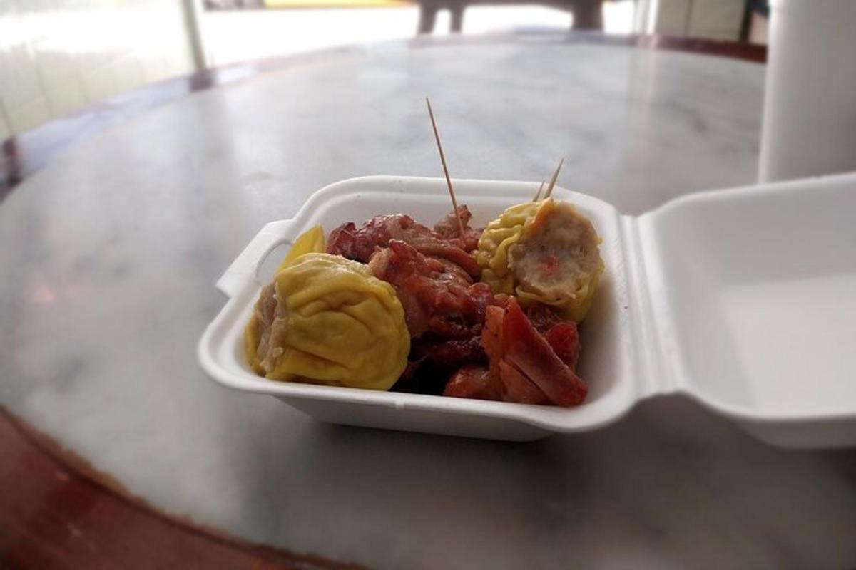 bekas styrofoam berisi makanan di atas meja