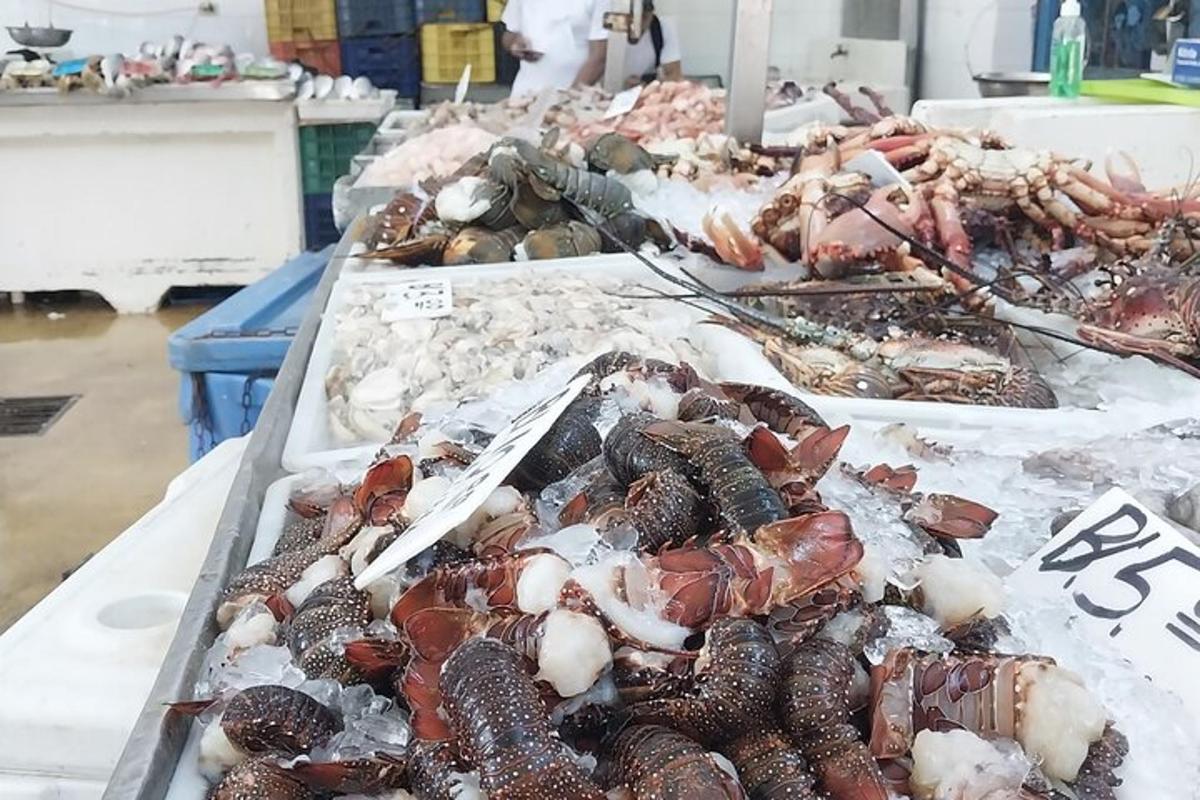 sekelompok makanan laut dipajang di pasar