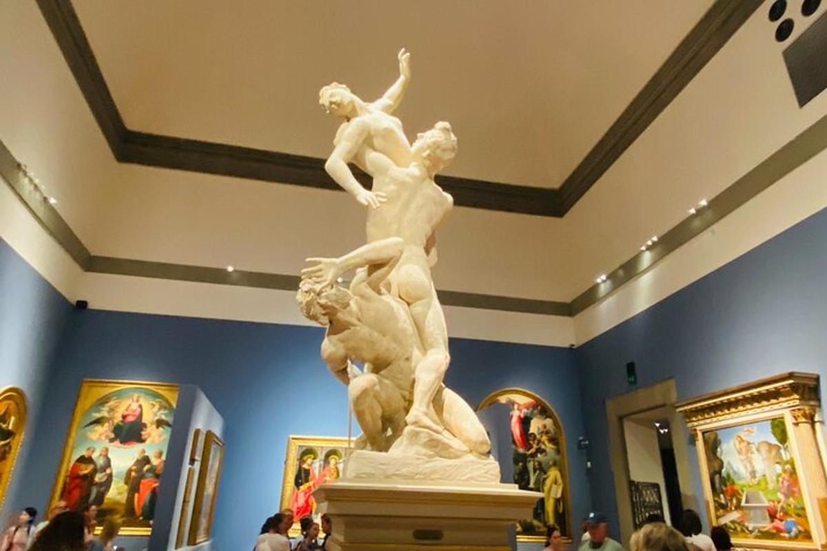 una estàtua en un museu amb gent mirant-la