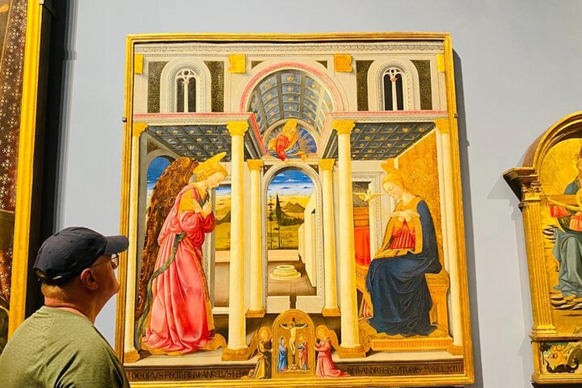 un home mirant una pintura en un museu