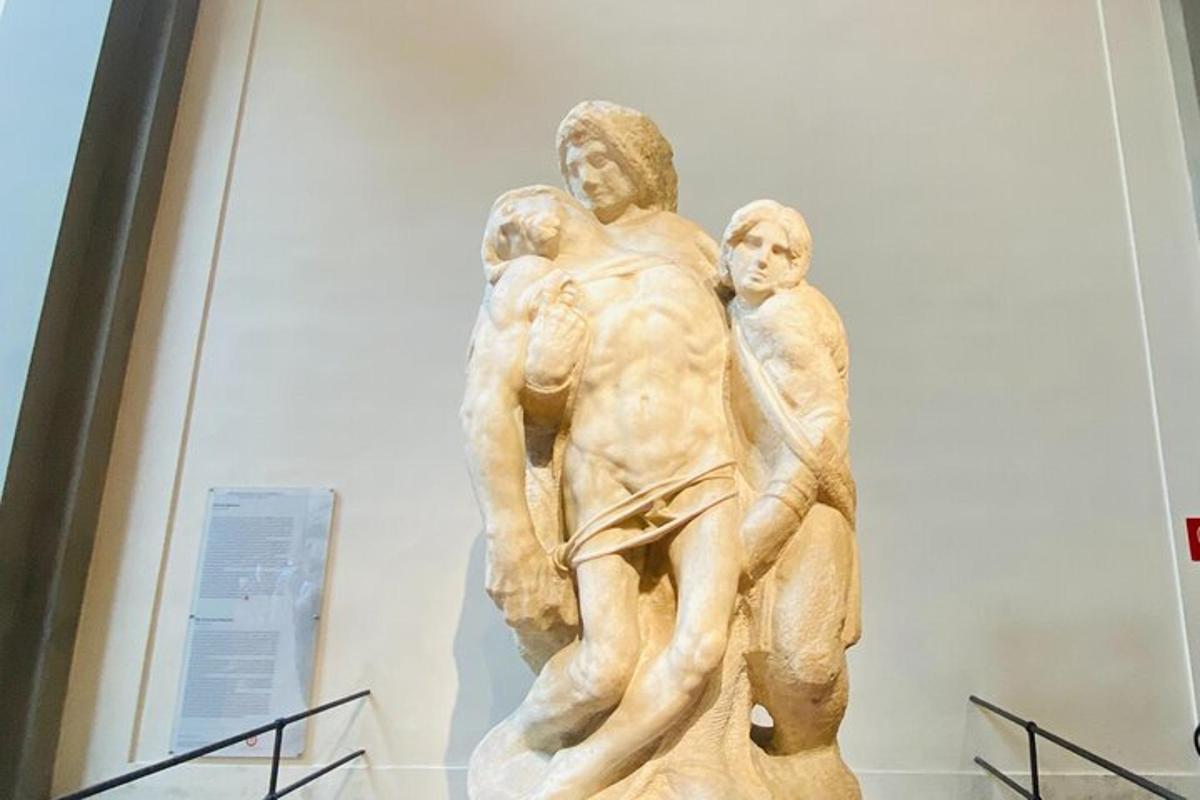 en statue av en mann og et barn i et museum