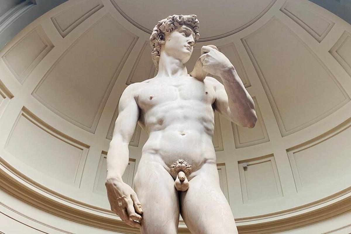 una estàtua d'un home dret en una habitació