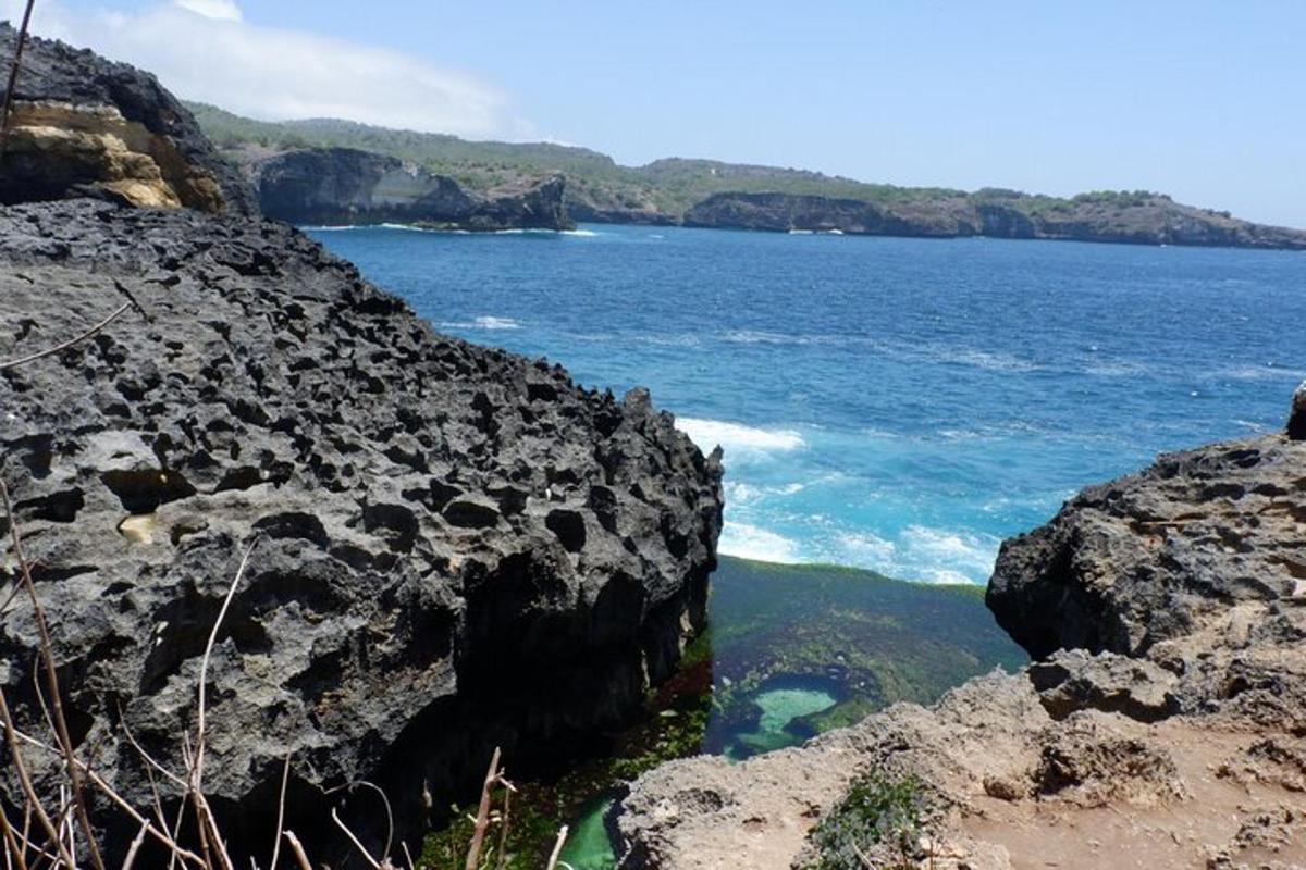 una vista de l'oceà des d'un penya-segat rocós