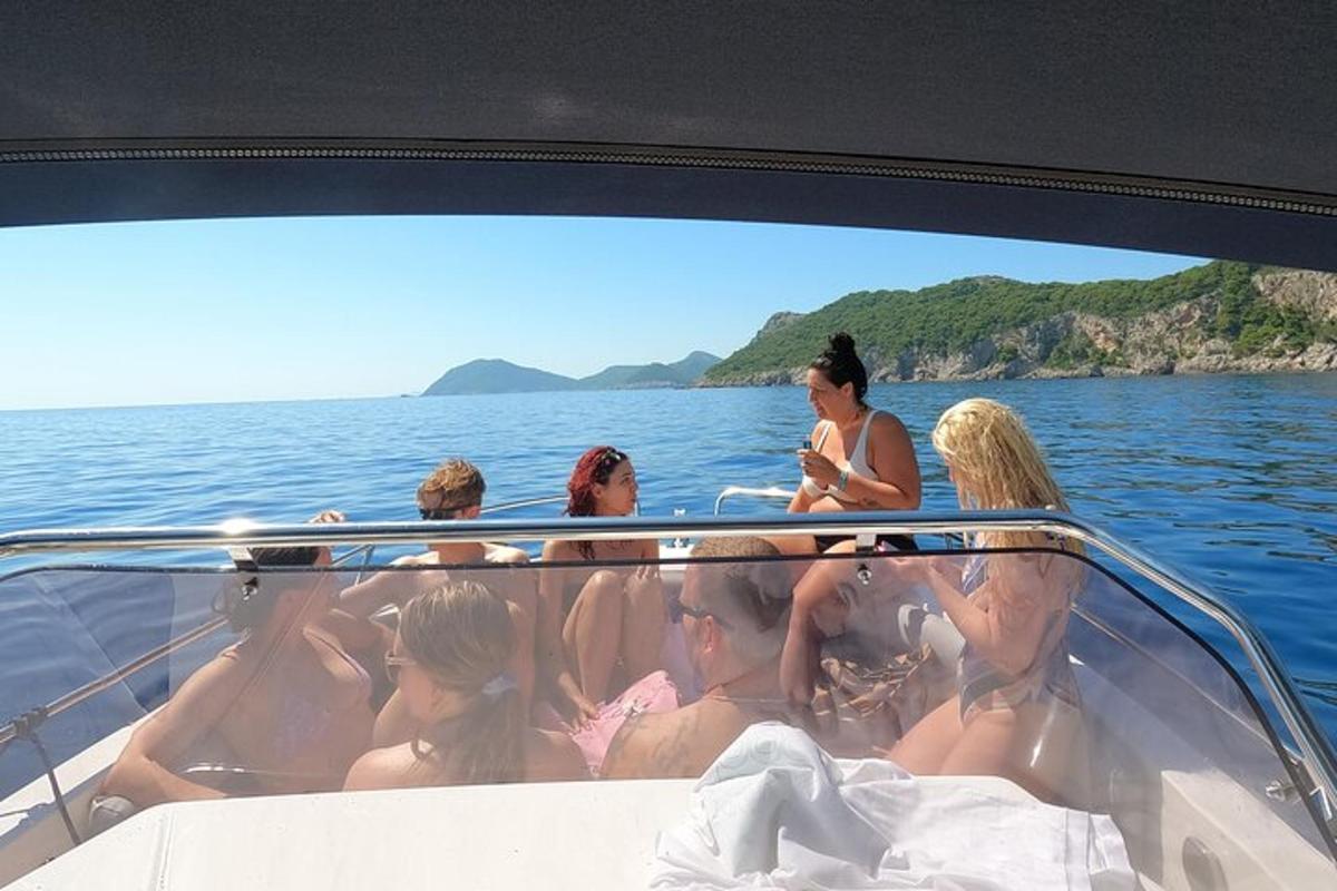 un gruppo di persone su una barca in acqua