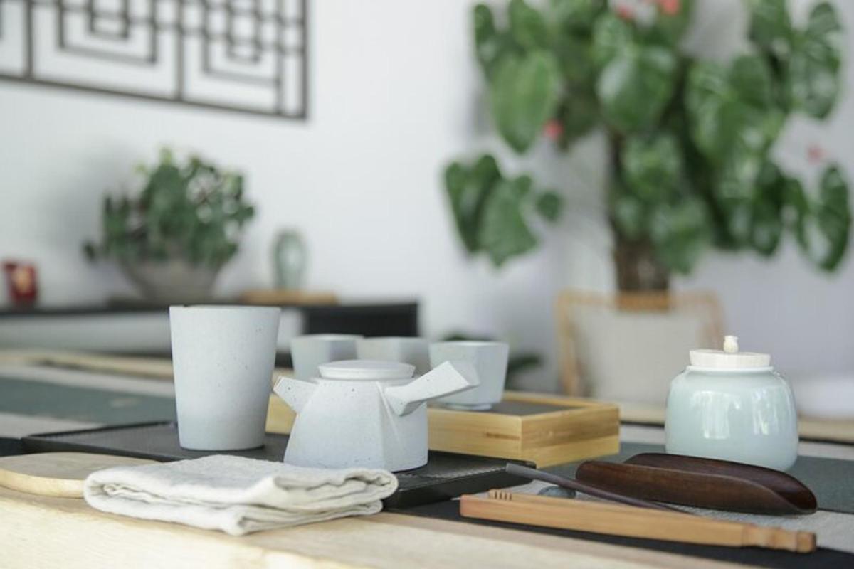 uma mesa com pratos e guardanapos sobre uma mesa
