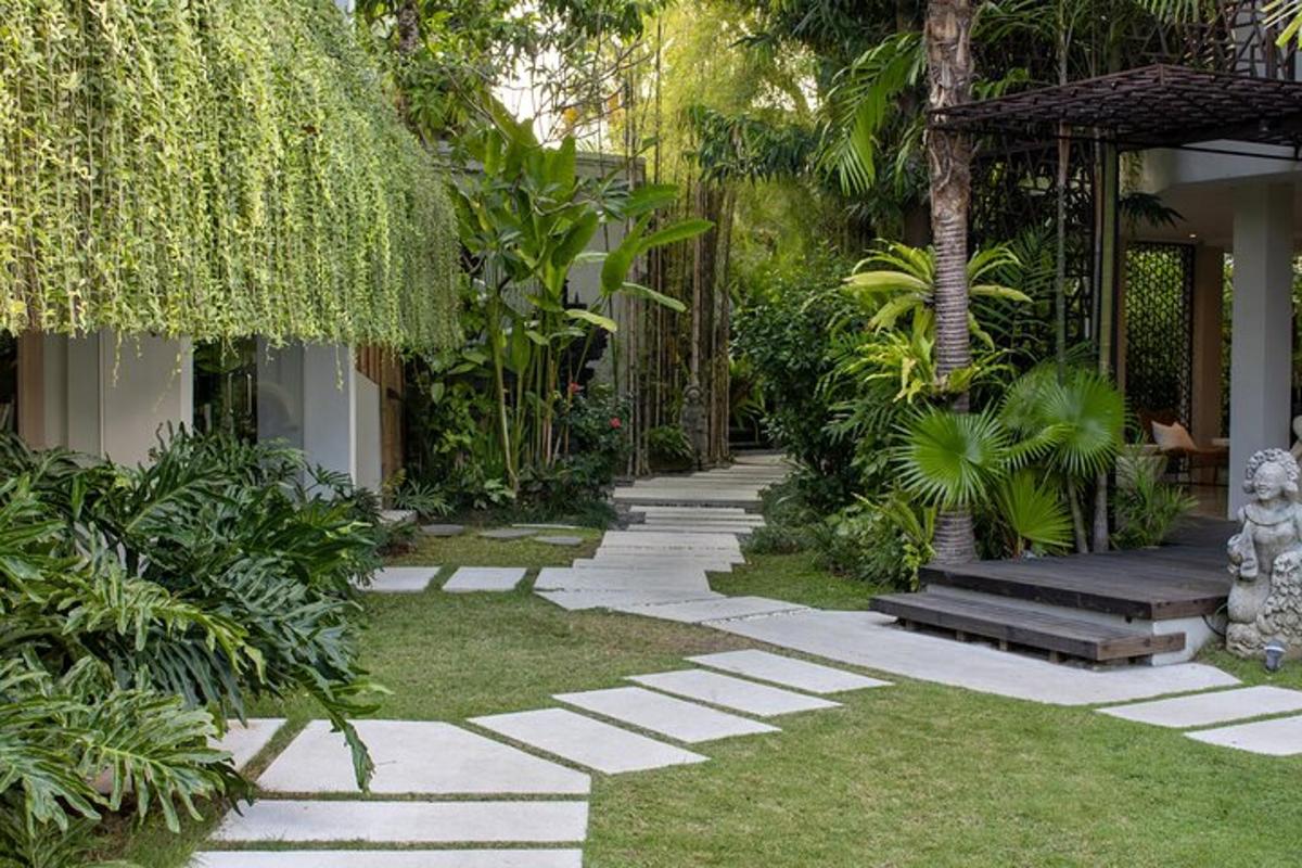 um jardim com um caminho de pedra e plantas