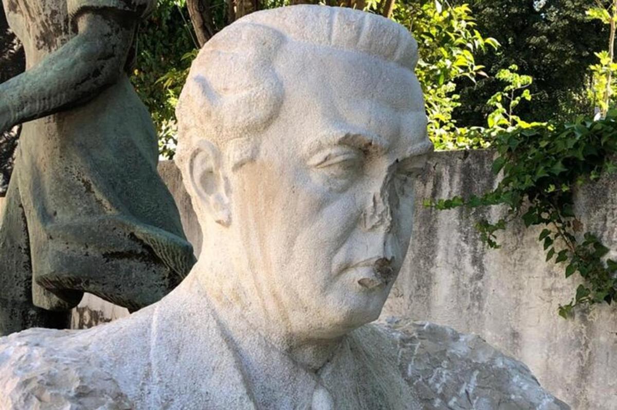 una statua di un uomo con gli occhi chiusi