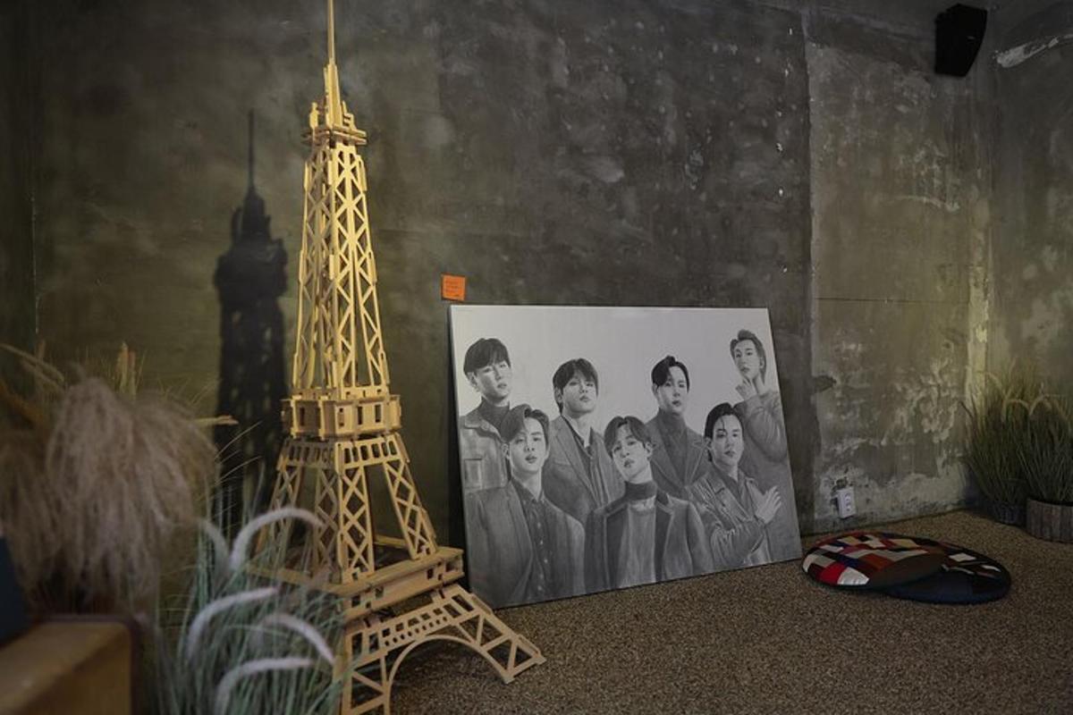 uma maquete da torre eiffel em uma sala