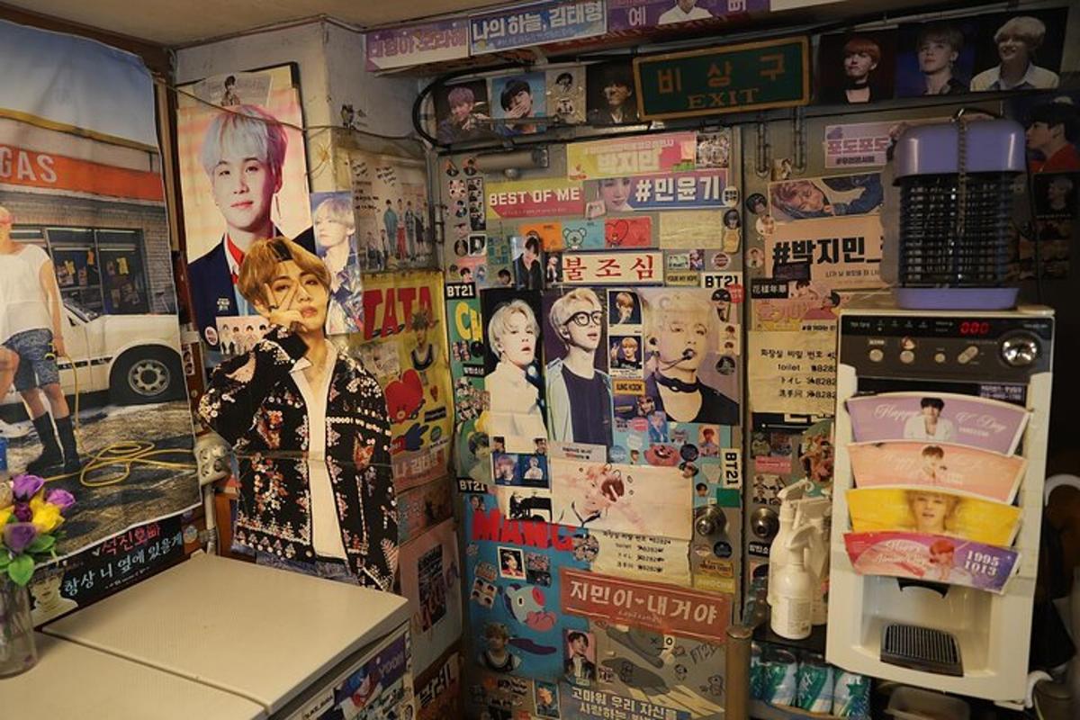 uma sala com uma parede coberta de fotos e pôsteres
