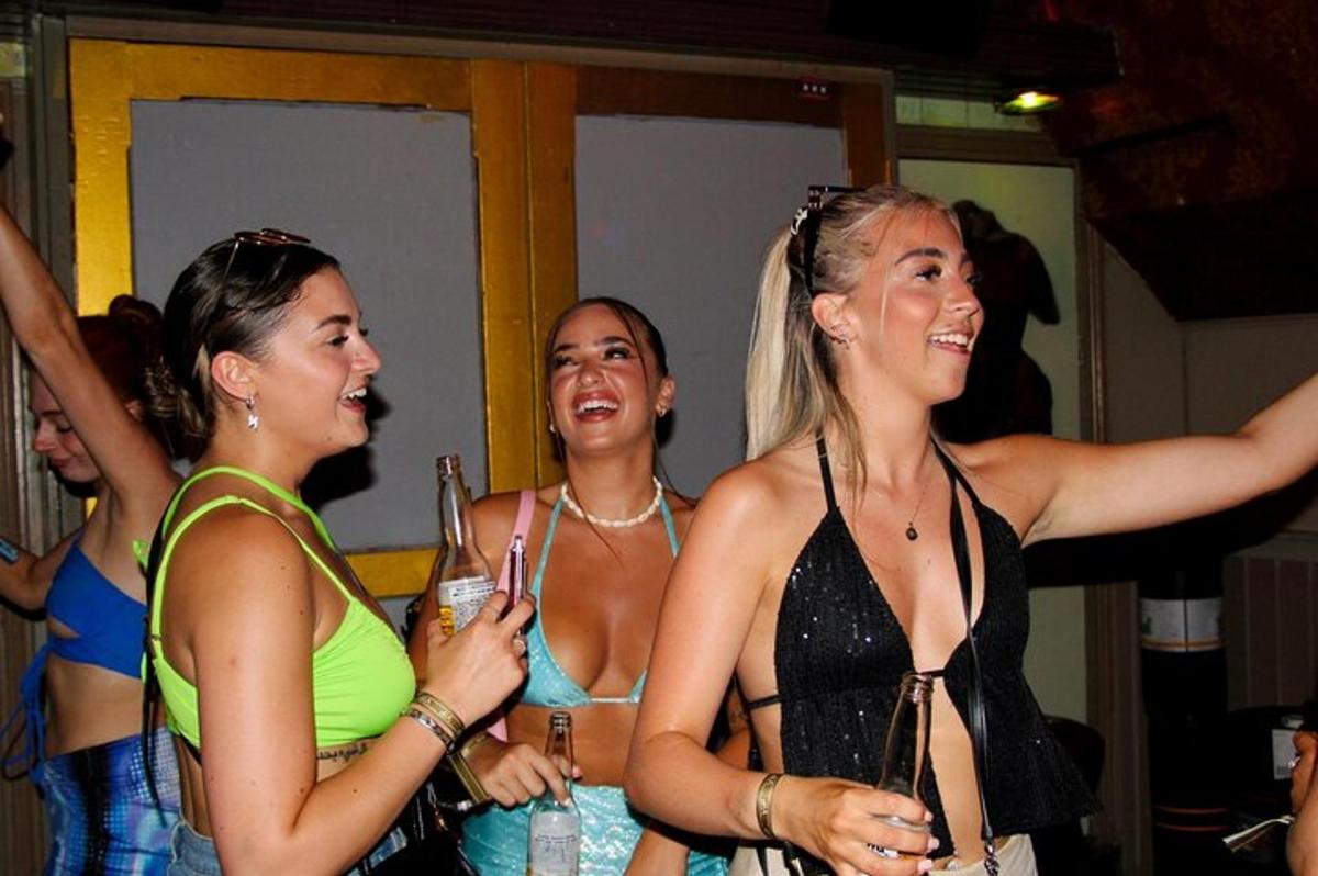 un grup de dones que estan dretes una al costat de l'altra