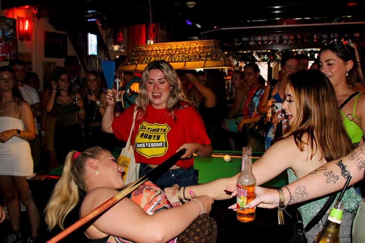 sekelompok wanita berdiri di bar