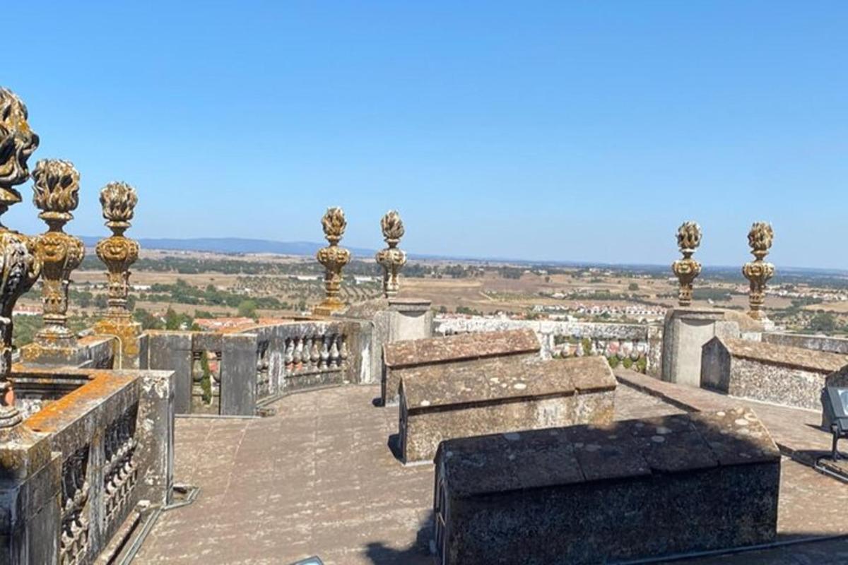 ένα μπαλκόνι με παγκάκια και θέα στην πόλη