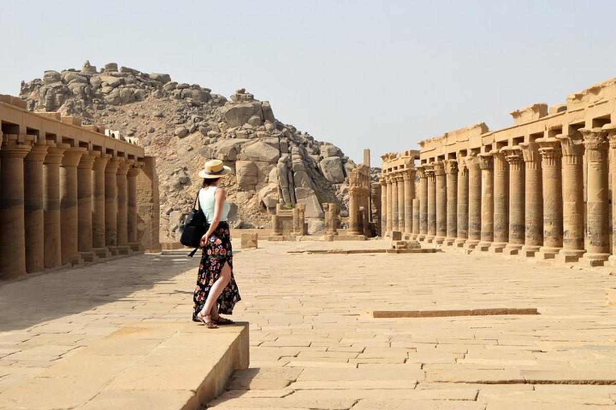 Una mujer caminando por un pasillo en un templo.