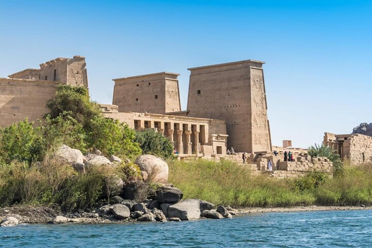 una vista de un castillo desde el río