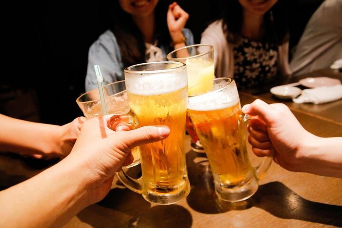 un groupe de personnes tenant des verres de bière