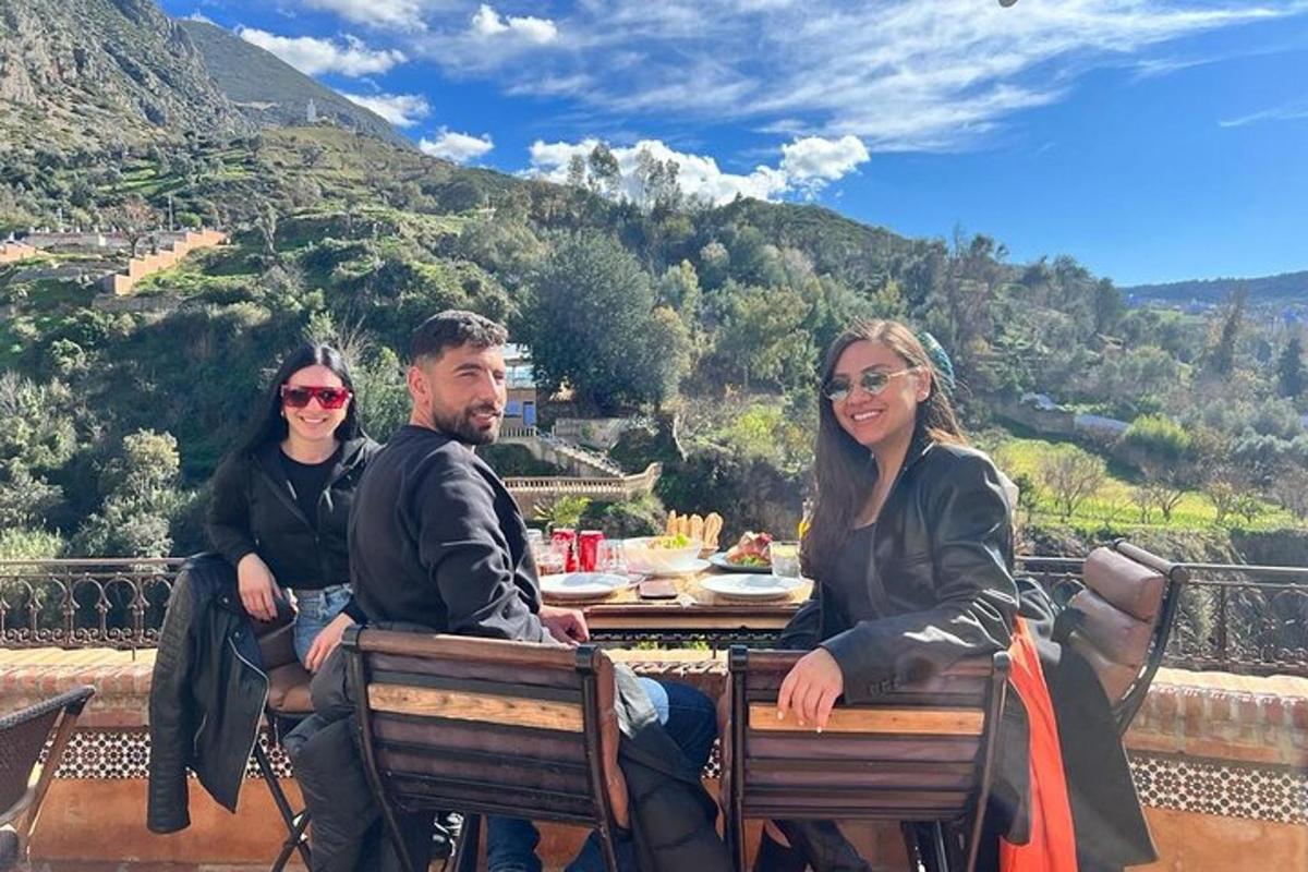un gruppo di tre persone sedute a un tavolo