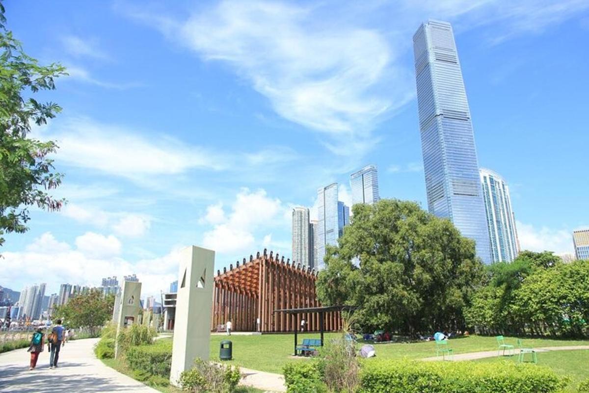 um grupo de pessoas caminhando em um parque em uma cidade