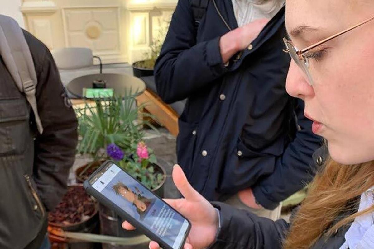 ženska gleda v mobilni telefon