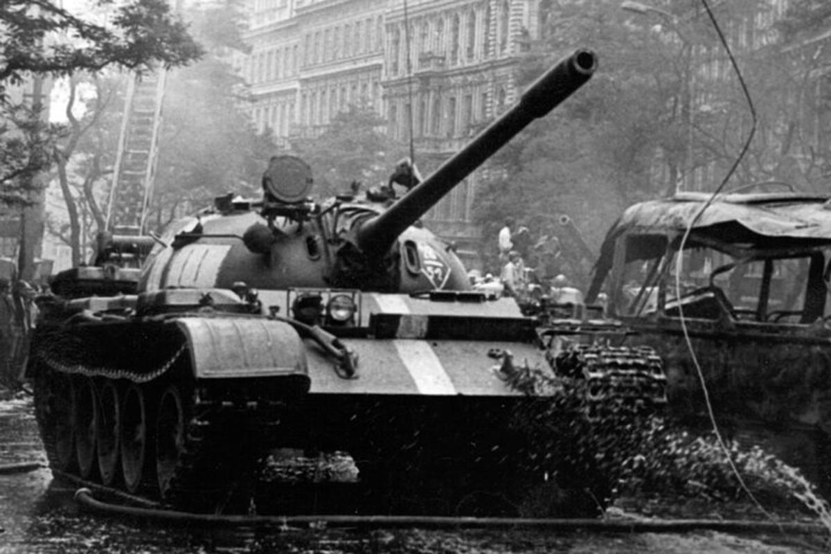 Egy tank parkol az utcán egy épület közelében