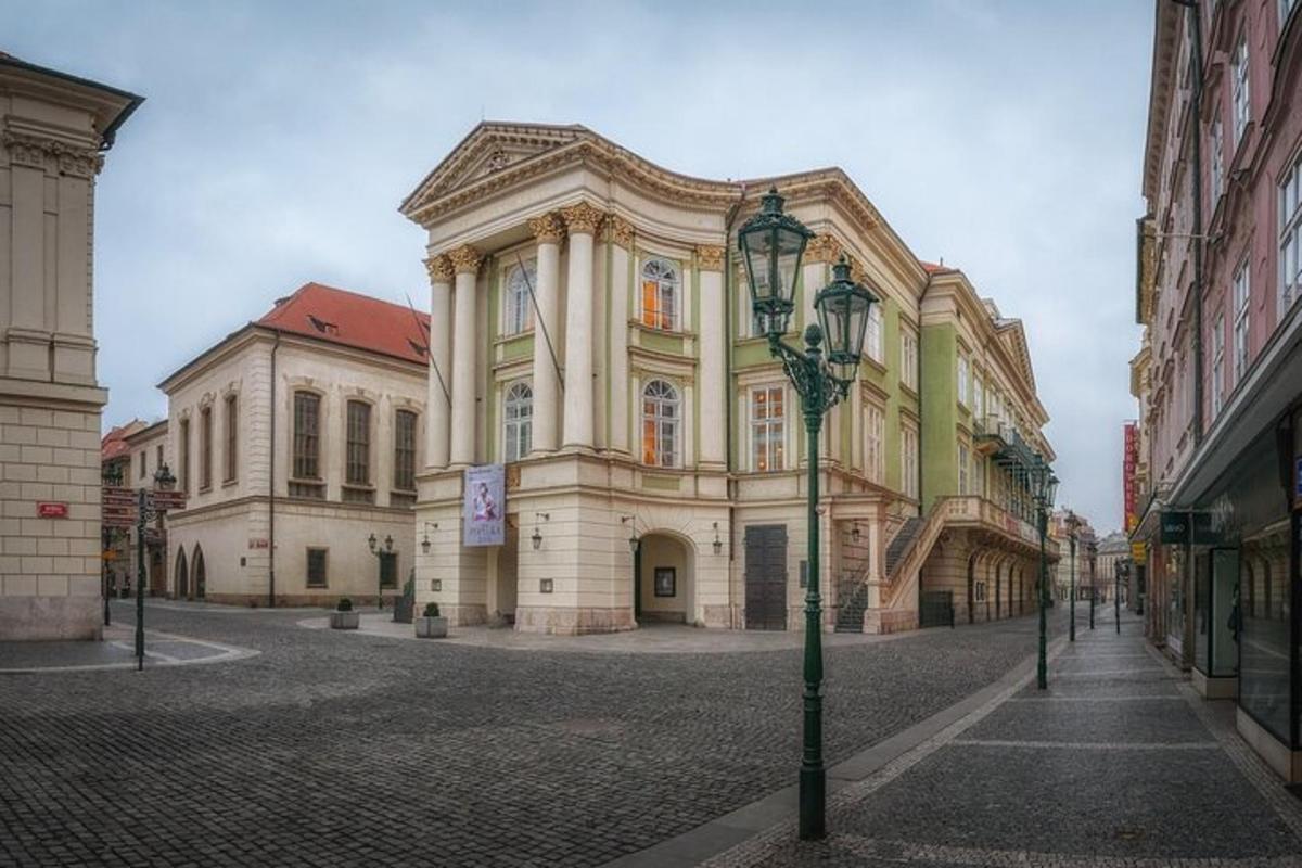 ein großes Gebäude mit einer Straßenlaterne davor