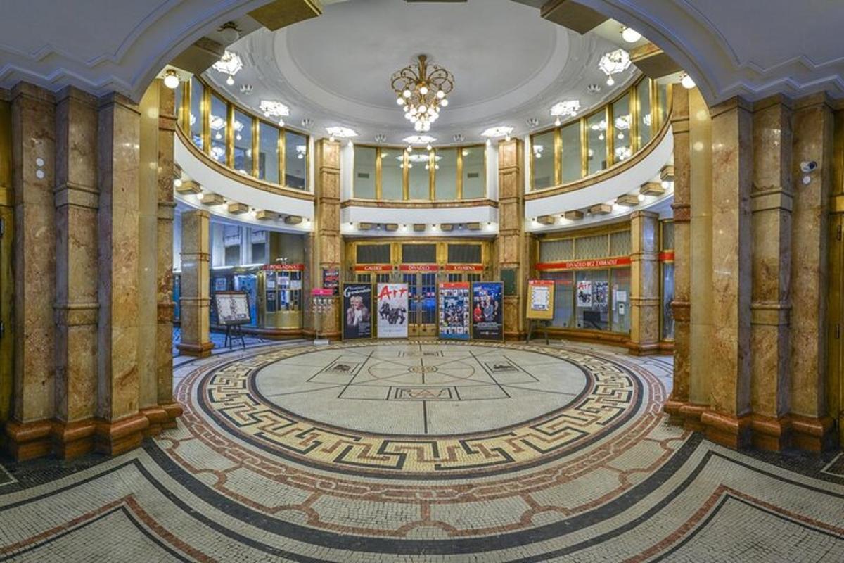 ein großes Gebäude mit einem großen Raum mit einem großen Boden