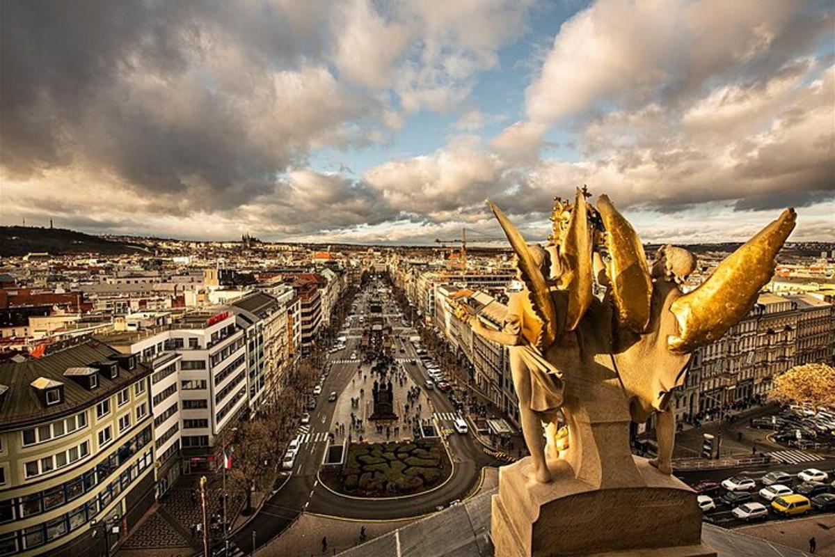 ein Blick auf eine Stadt mit einer Statue im Vordergrund